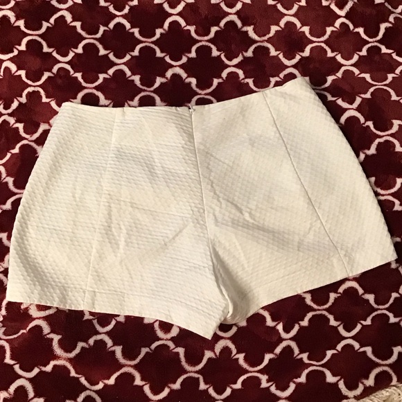 Lily Pulitzer cream Textured Skort(small), sexy but classy!! - Picture 4 of 5